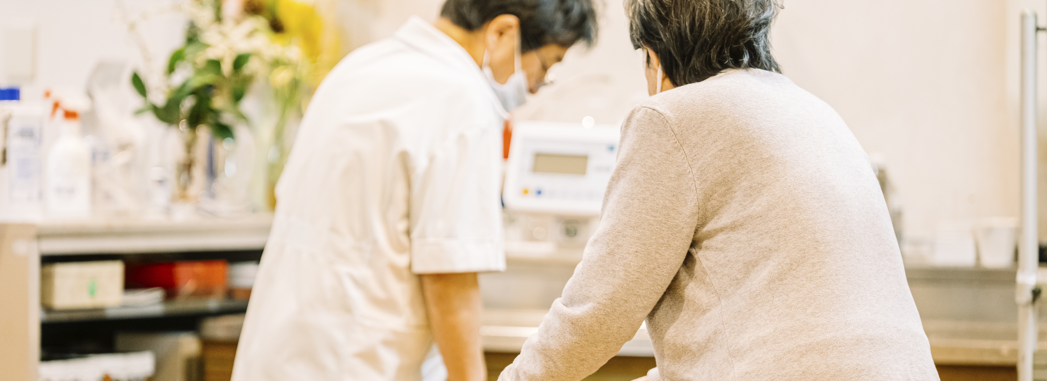 ガラシア病院内を介護士と患者が歩いている様子